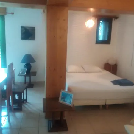 Studio Et Jardin D'ailhon Apartment *